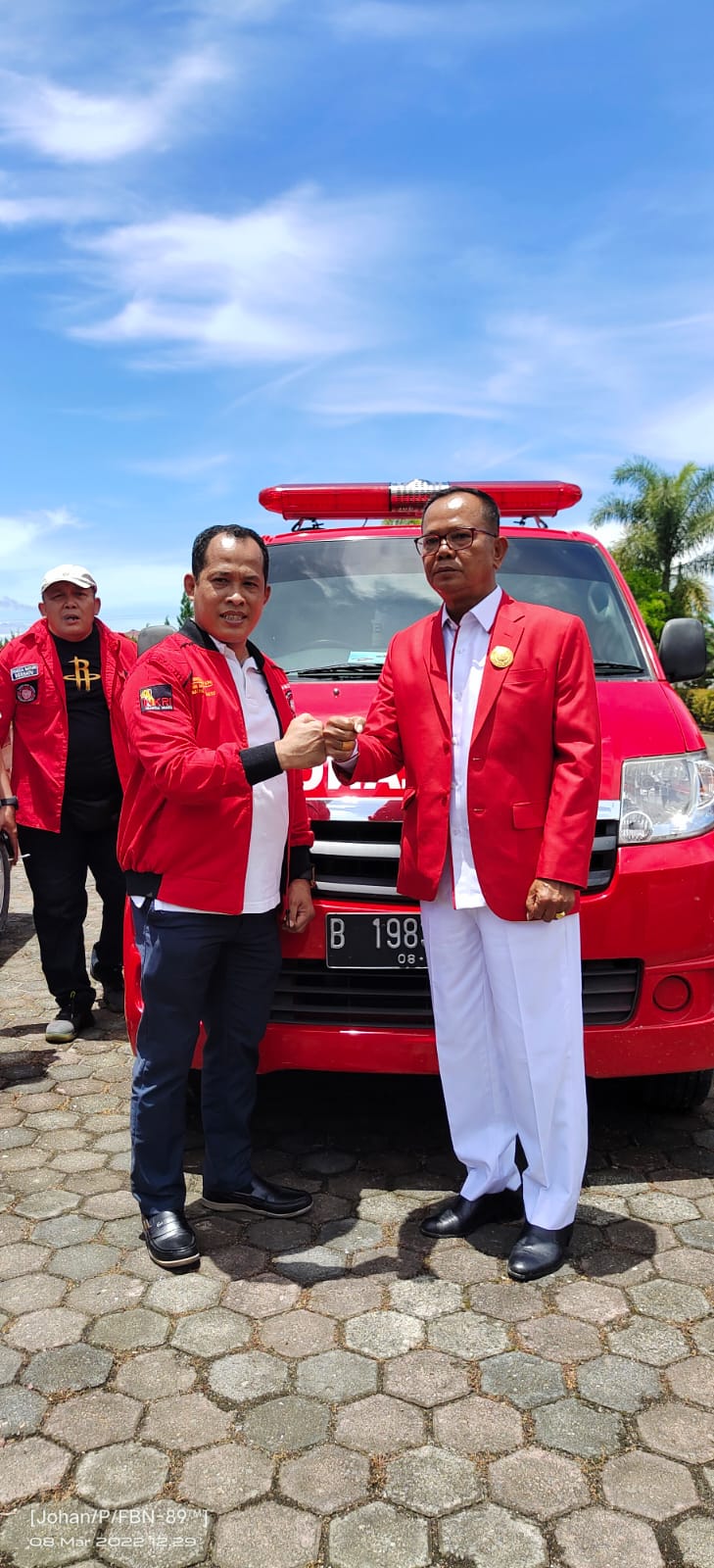 Tahan Sibarani Pengusaha Sukses di Papua Serahkan Lima Unit Ambulance Untuk PBB Toba