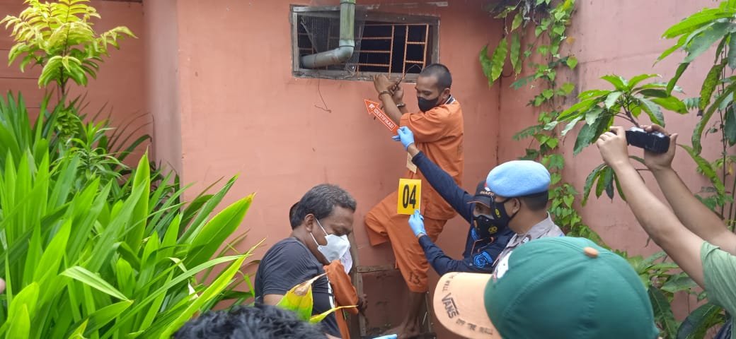 Polisi Peragakan 15 Adegan Saat Rekonstruksi Kasus Pembunuhan Dokter Gigi di Bagas Godang Sidimpuan