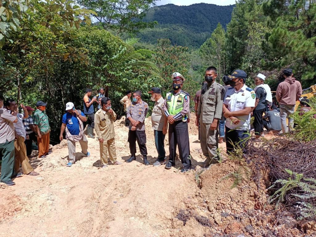 Polres Tapsel Turunkan Personil Lantas Bantu Pembersihan Material Longsor