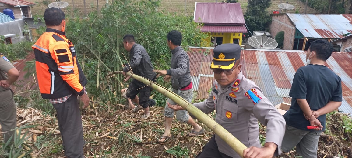 Hujan Deras Mengakibatkan Tanah Longsor di Desa katepul Kel. Gung Negeri Kec. Kabanjahe Kab. Karo.