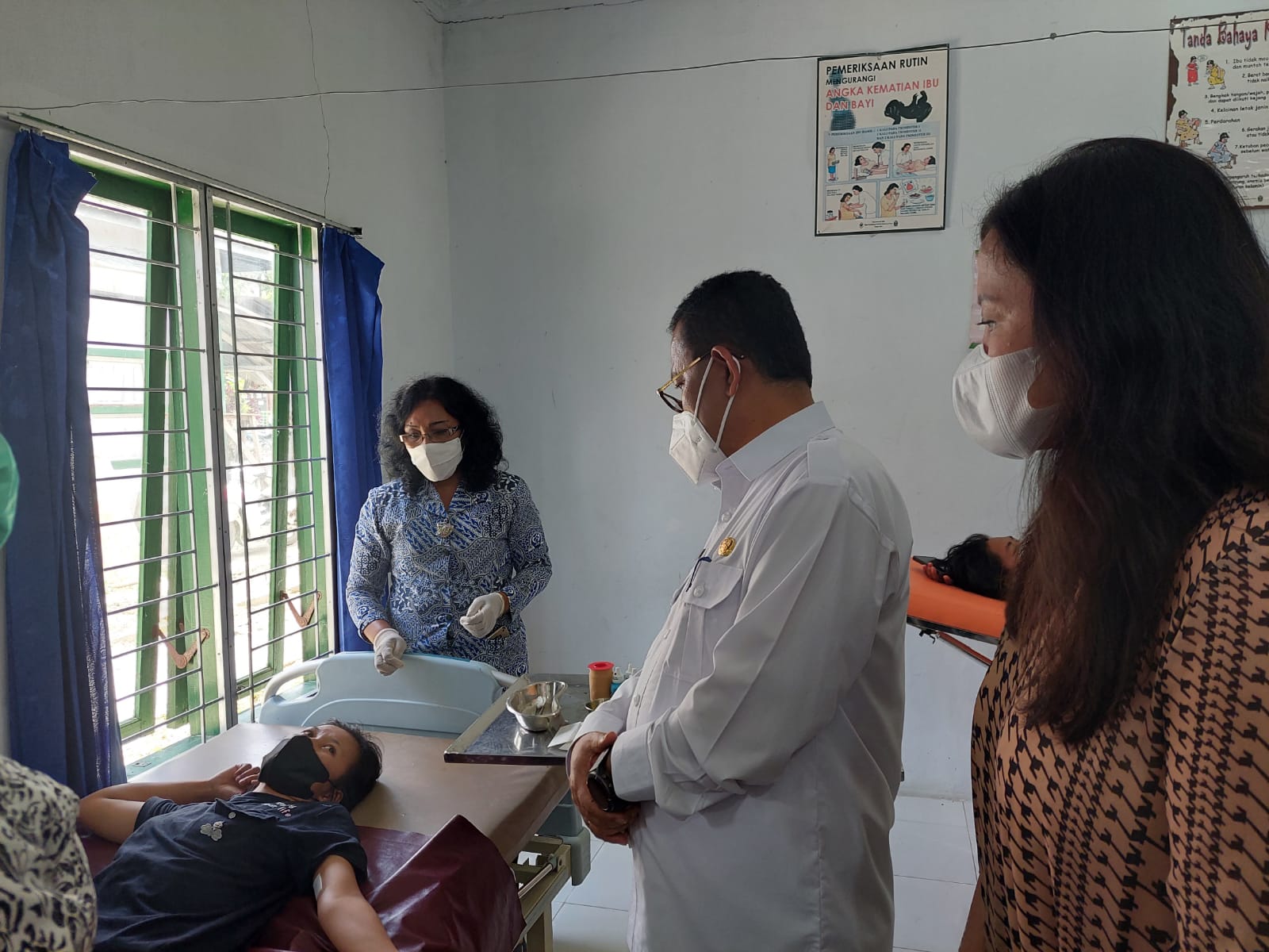 DALAM RANGKA HUT-23 KABUPATEN TOBA, POLTAK SITORUS DIDAMPINGI ISTRI TINJAU PUSKESMAS PORSEA