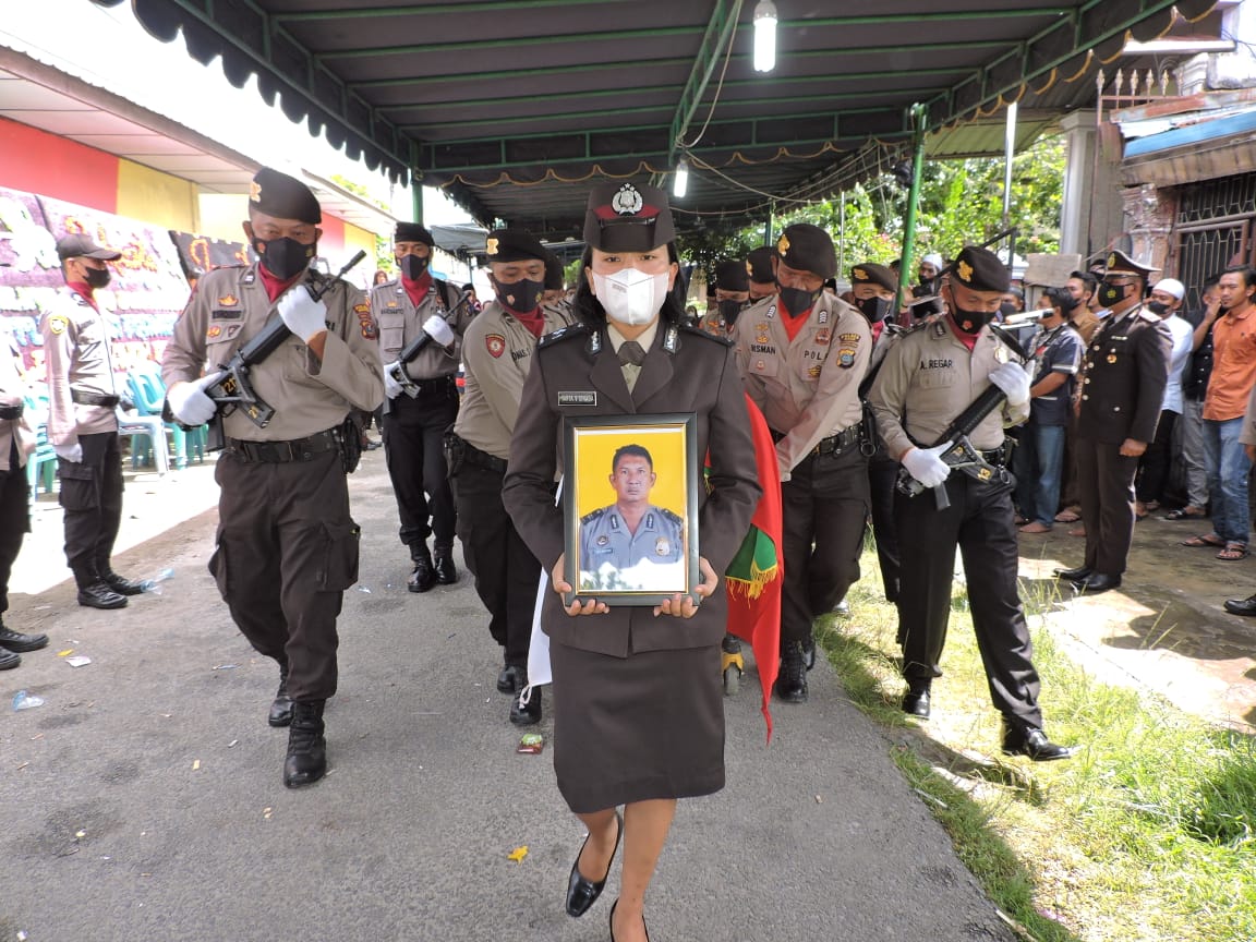Polres Asahan Gelar Upacara Pemakaman Secara Dinas Kepolisian Terhadap Anggota yang Meninggal Dunia