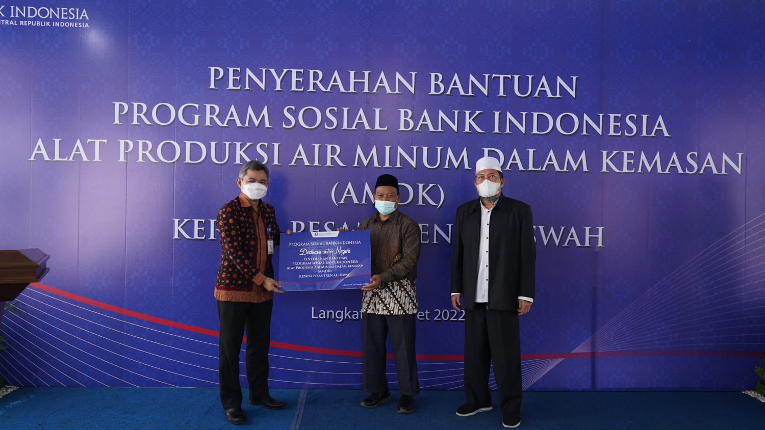 Bank Indonesia Sumut Serahkan Bantuan Program Sosial Sarana Produksi Air Minum ke Pondok Pesantren Al-Uswah