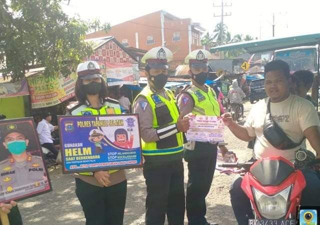 Personil Sat Lantas Polres Tapsel Bagi-Bagi Masker Dan Brosur di Pekan Tolang Sayur Matinggi