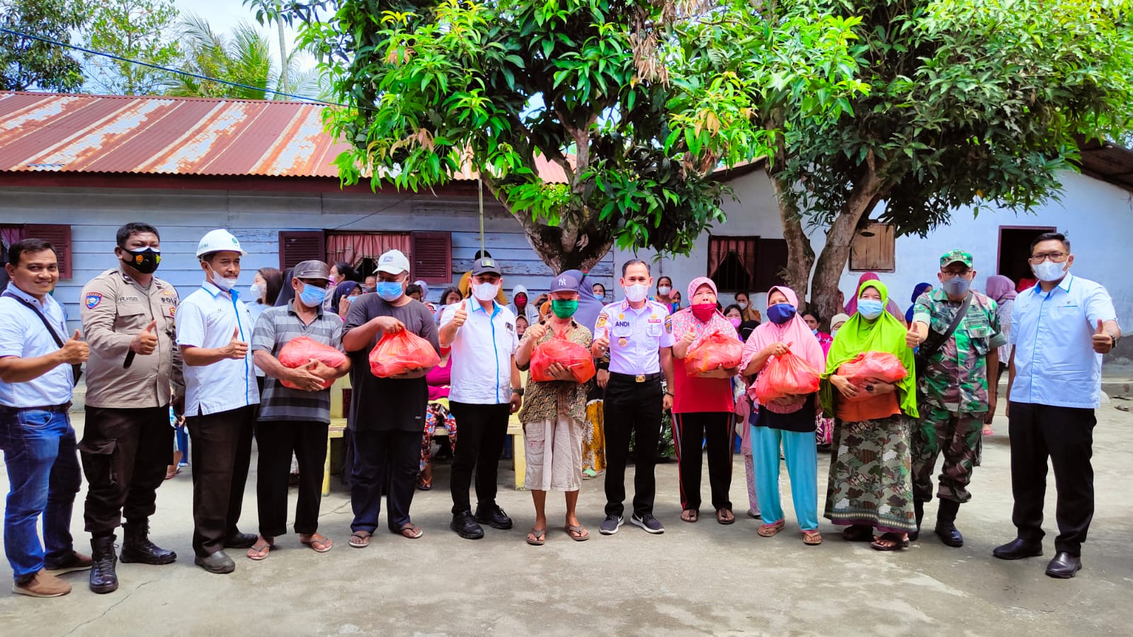 PTPN IV Unit Adolina Laksanakan Program Adolina Berbagi di Lingkungan Pasiran Kelurahan Simpang Tiga Pekan.