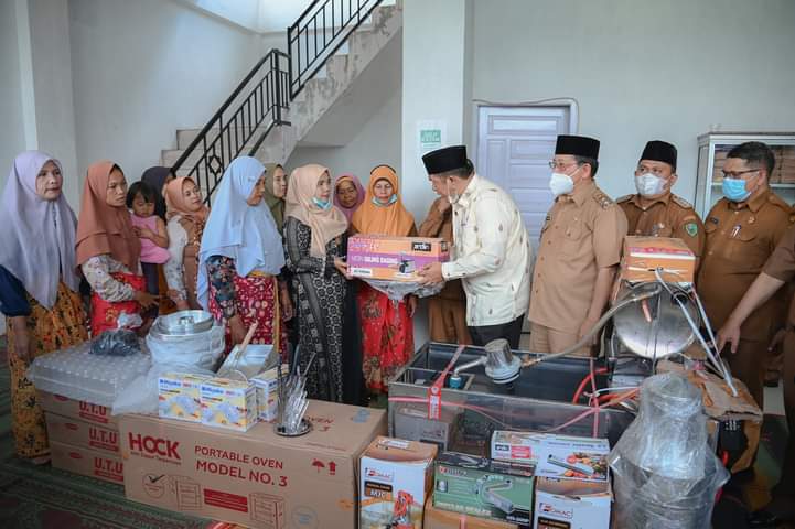 Walikota Padang Sidempuan, Irsan Efendi Nasution Serahkan bantuan peralatan pengolahan salak