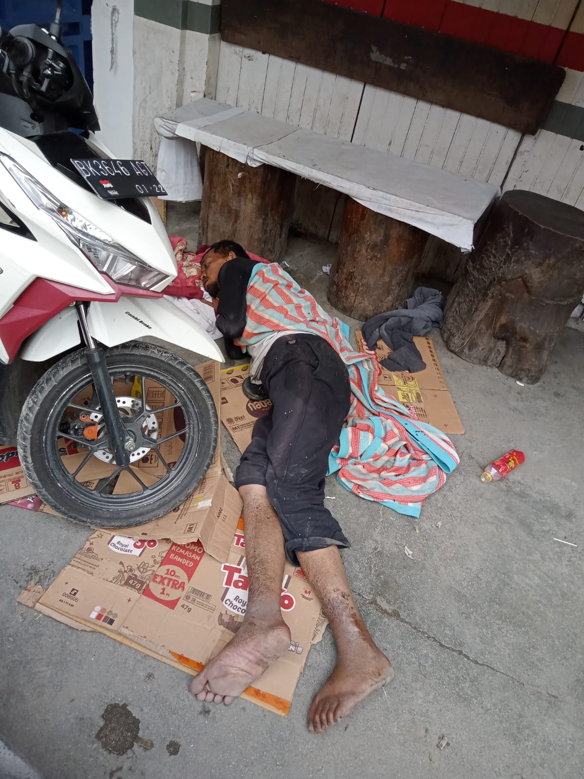 Kondisi Sakit Di Jalan, Seorang Pria Dilarikan ke RSU Kabanjahe.