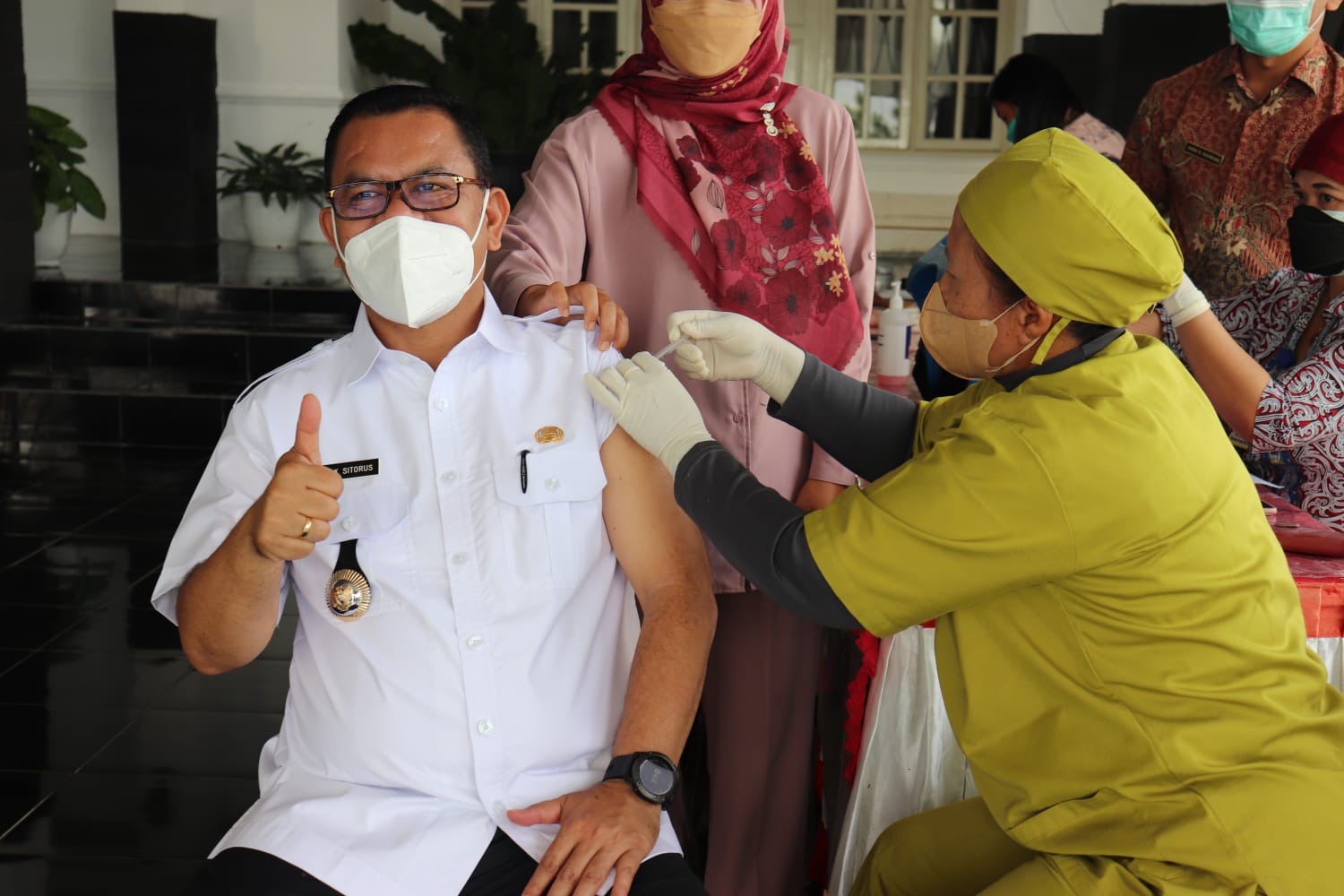BUPATI TOBA BESERTA IBU KETUA TIM PENGGERAK PKK MENERIMA VAKSIN TAHAP KE III (BOOSTER)