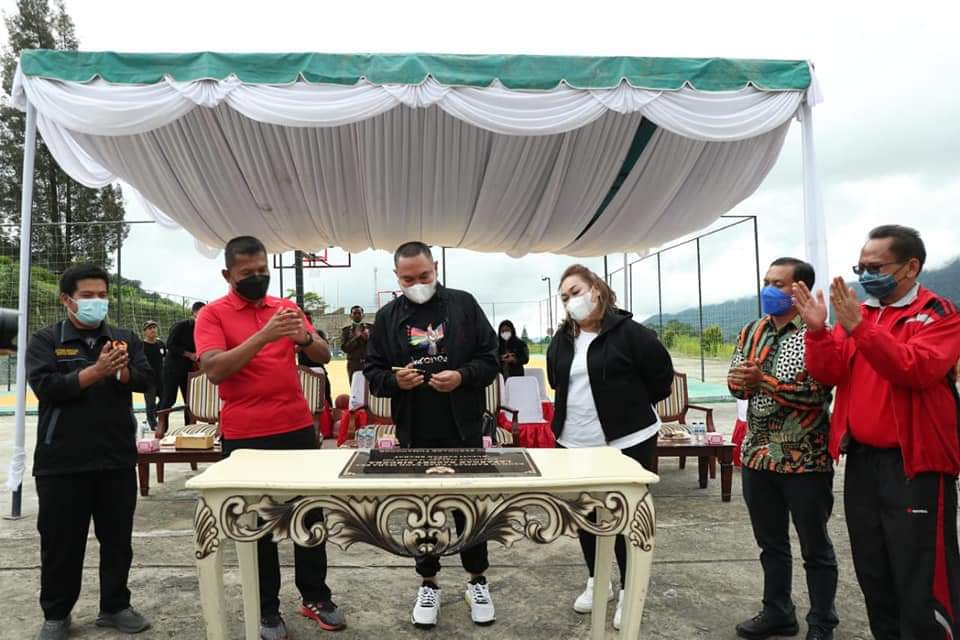 Bupati Pakpak Bharat Resmikan Lapangan Basket SindekaÂ 