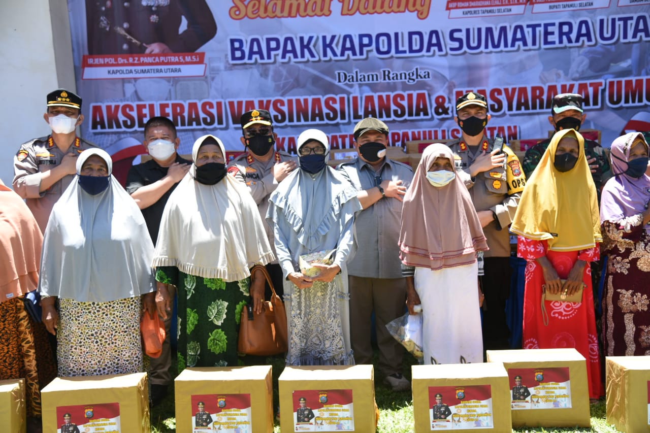 Bupati Tapsel Dampingi Kapoldasu Saat Tinjau Vaksinasi Massal Serentak Bagi Lansia dan Masyarakat Umum