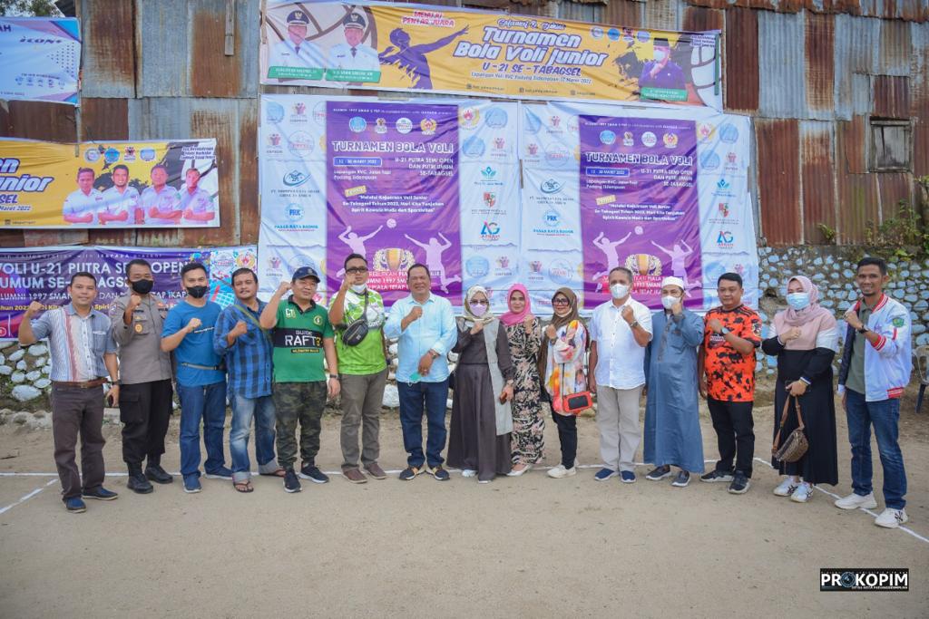 Walikota Padang Sidempuan Irsan Efendi Nasution SH secara resmi membuka turnamen Bola Voli Semi Open putra U - 21