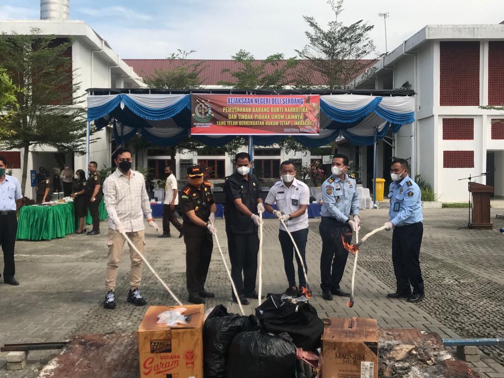 Kejari Deliserdang Musnahkan Barang Bukti Perkara Inkrah