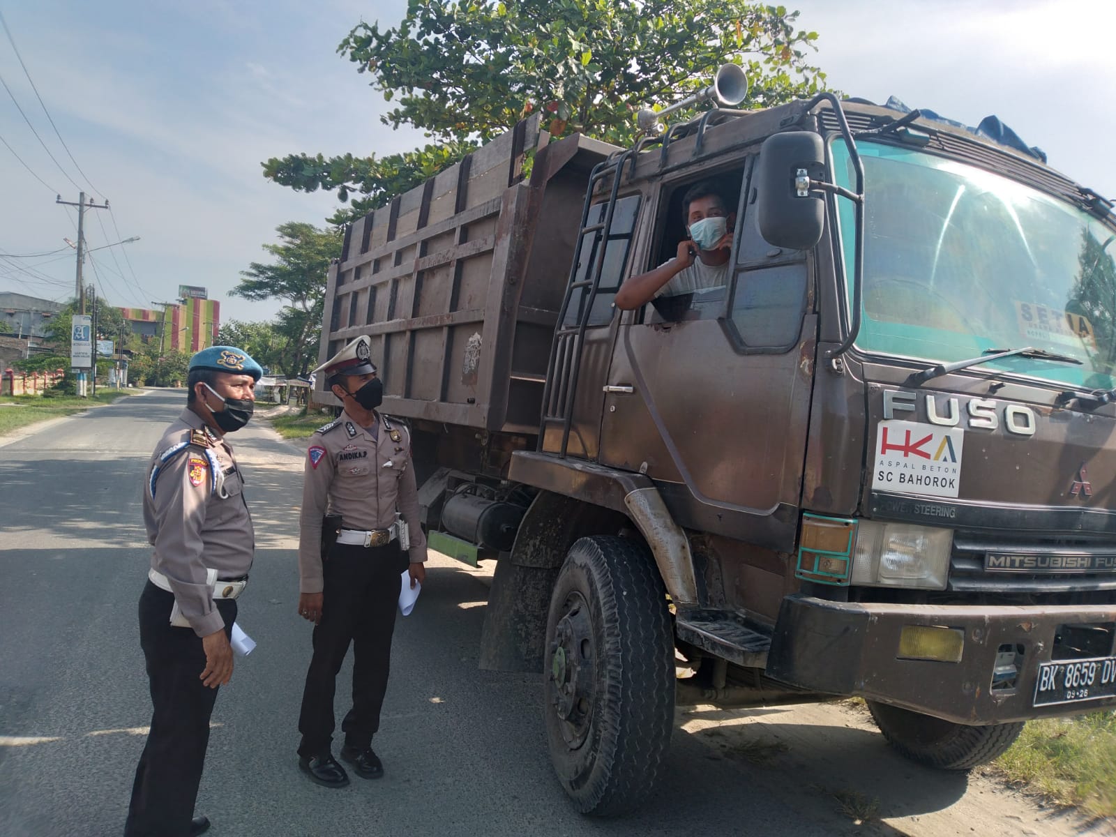 Melalui Ops Yustisi rutin, Polsek Beringin Polresta Deli Serdang Bagikan Masker Gratis