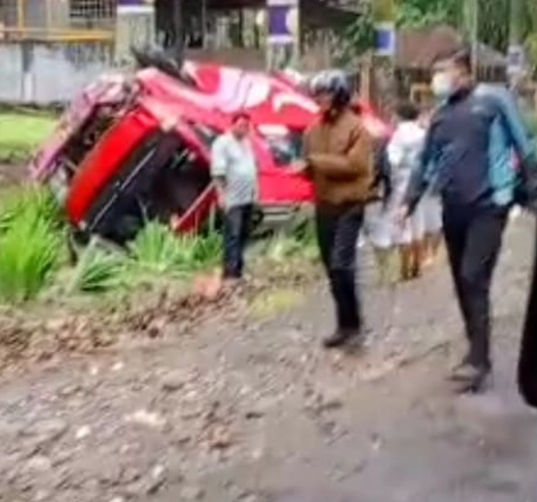 Bus Almasar Terbalik di depan Rumah Makan Cindelaras, Sibolangit