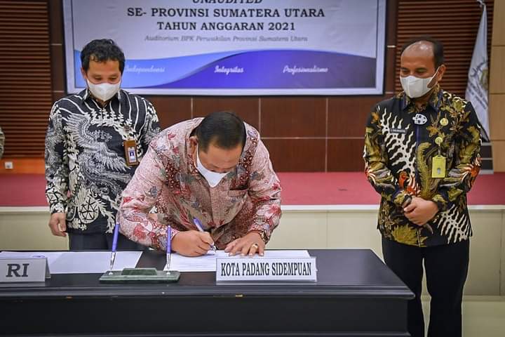 Wali Kota Padang Sidempuan Irsan Efendi Nasution SerahkanÂ  LK Pemko ke BPK RIÂ 