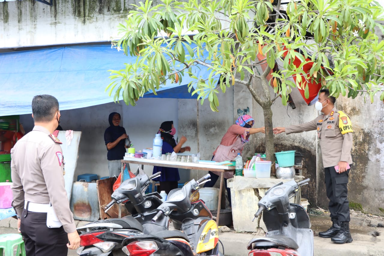 Kapolres Tanjung Balai Edukasi Prokes dan Bagi Masker Gratis Kepada Masyarakat
