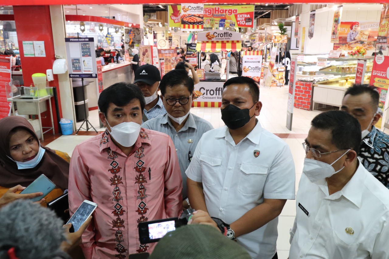 Satgas Pangan Monitoring ke Pasar, Kabiro Perekonomian Naslindo : Jangan Jual Harga Minyak Curah diatas Harga HET
