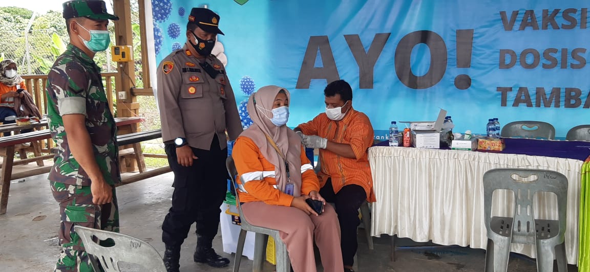 Kapolsek Batangtoru Tinjau Vaksinasi Dosis III Untuk Karyawan di PT AR