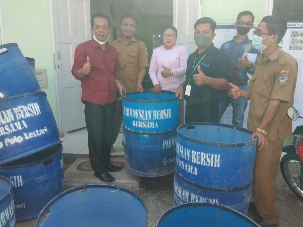 Serah Terimakan 20 Unit Tong Sampah ke Desa Banjar Ganjang, PT TPL Dukung Kebersihan Lingkungan