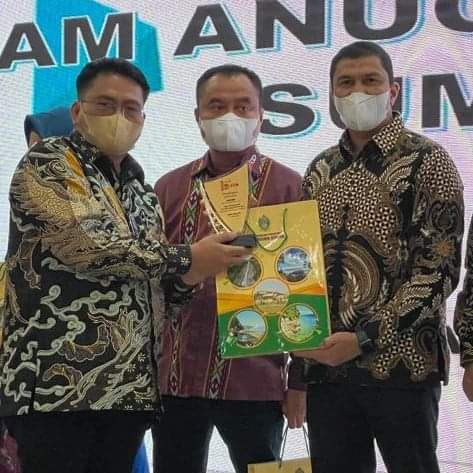 Dirut Perumda Tirtanadi Kabir Bedi Menerima Penghargaan HUT ke -10 Sumut24Â 