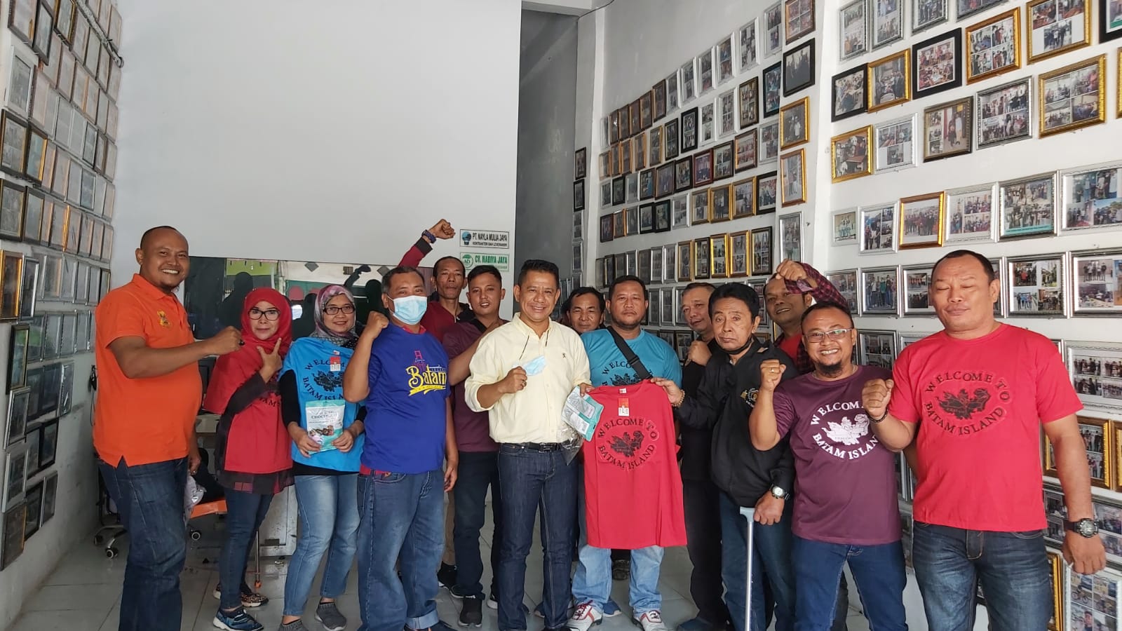 Ketua Pewarta Berikan Buah Tangan dari Batam ke Pengurus dan Anggota