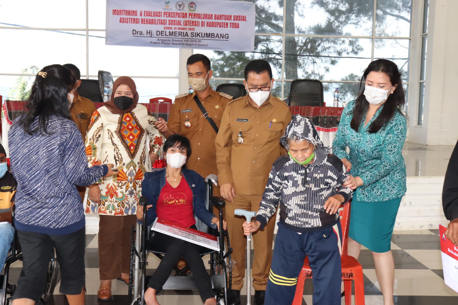 Beri Perhatian Kepada Penyandang Disabilitas ,Bupati Toba dan Anggota DPR RI Delmeria Sikumbang Salurkan Bantuan