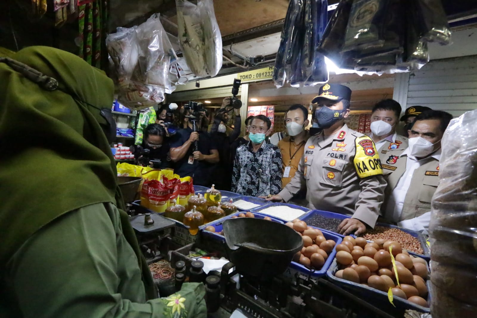 Kapolda Jatim Cek Ketersediaan Minyak Goreng Curah dan Kemasan di Pasar Wonokromo