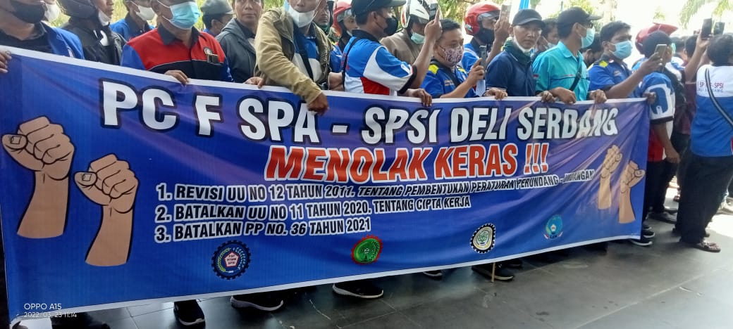 Buruh Unjuk Rasa di depan kantor DPRD Deliserdang Tolak Revisi UU No 12 Tahun 2021