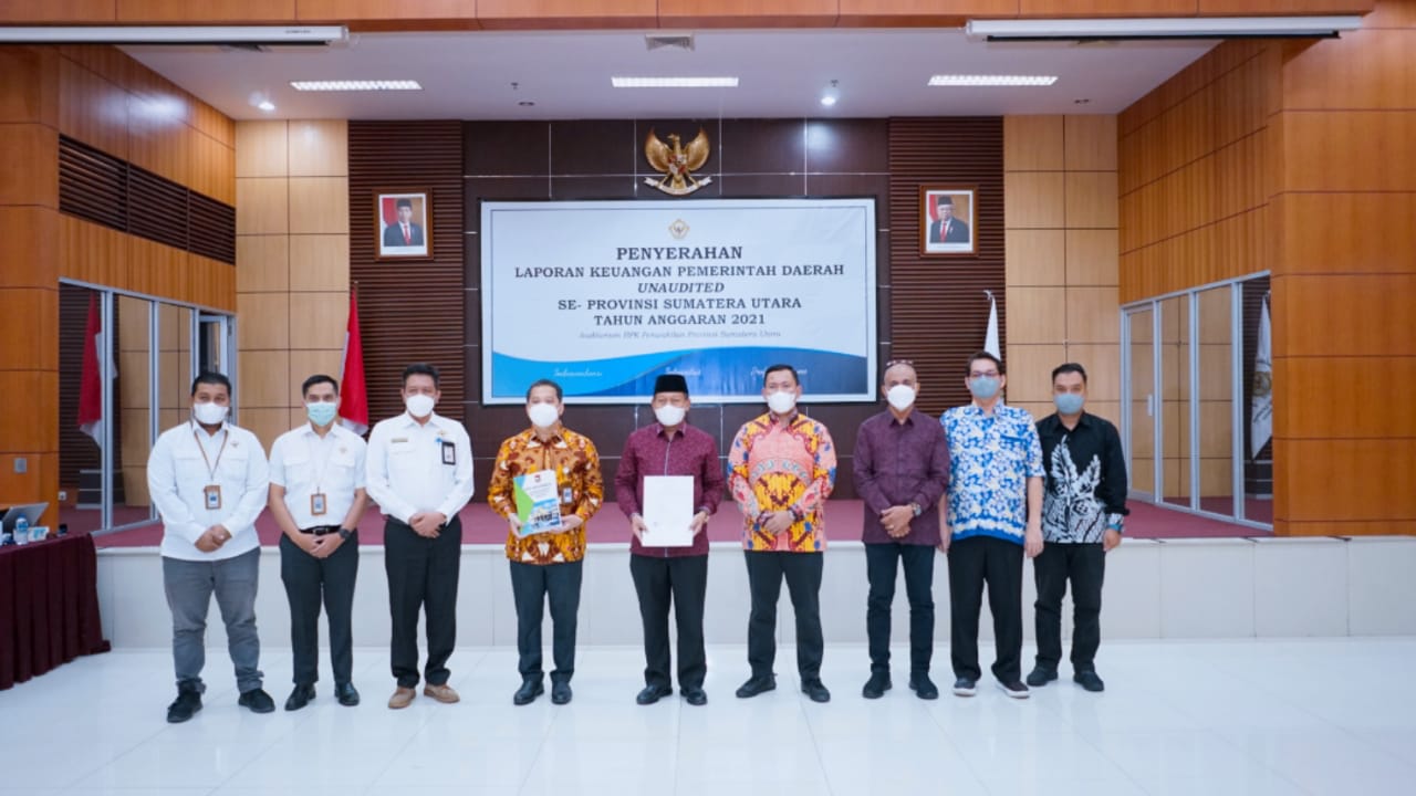 Plt Wali Kota Tanjungbalai Serahkan Laporan Keuangan Unaudited 2021 Ke BPK RI Perwakilan Sumut