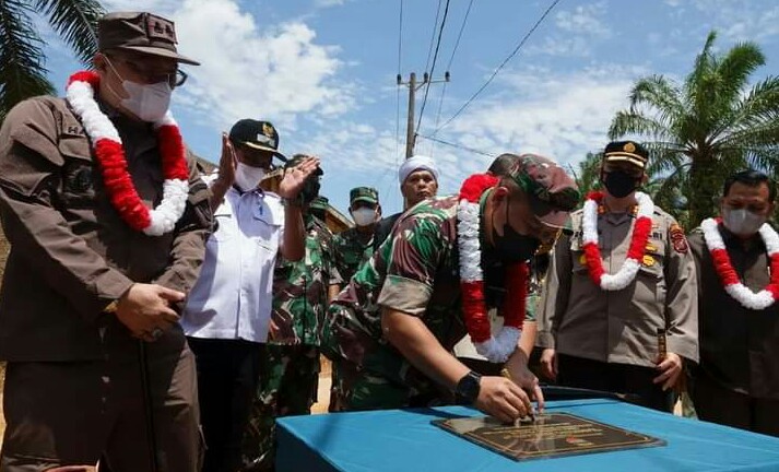 Bersama Bupati Paluta Dandim 0212/TS Letkol Inf Rooy Chandra Resmikan Kampung Pancasila