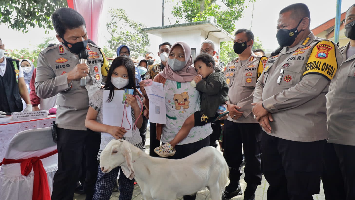 Vaksin, Kapolda Jatim Bagikan Doorprize Kambing di Lumajang