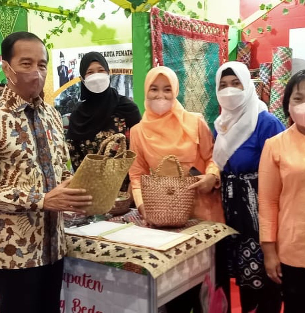 Pamerkan Produk Kerajinan Unggulan di Inacraft 2022, Presiden Jokowi Sambangi Stand Dekranasda Sergai