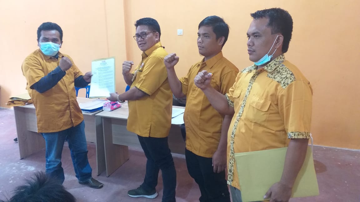 Plt Ketua DPC Partai Hanura Kab.Pakpak Bharat Serahkan 8 SK Pengurus PAC, Ini Kata Anto Genk