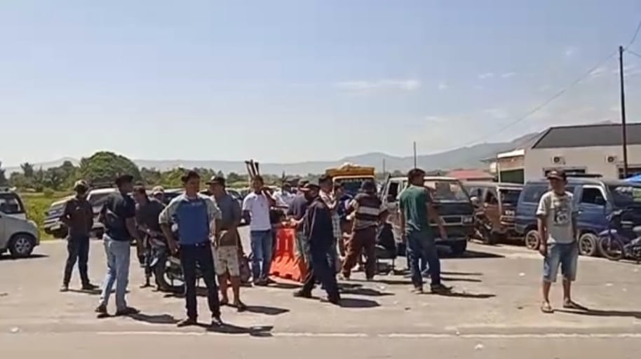 Ratusan Sopir Angkot Di Toba Lakukan Aksi Mogok Menuntut Angkot Plat Hitam
