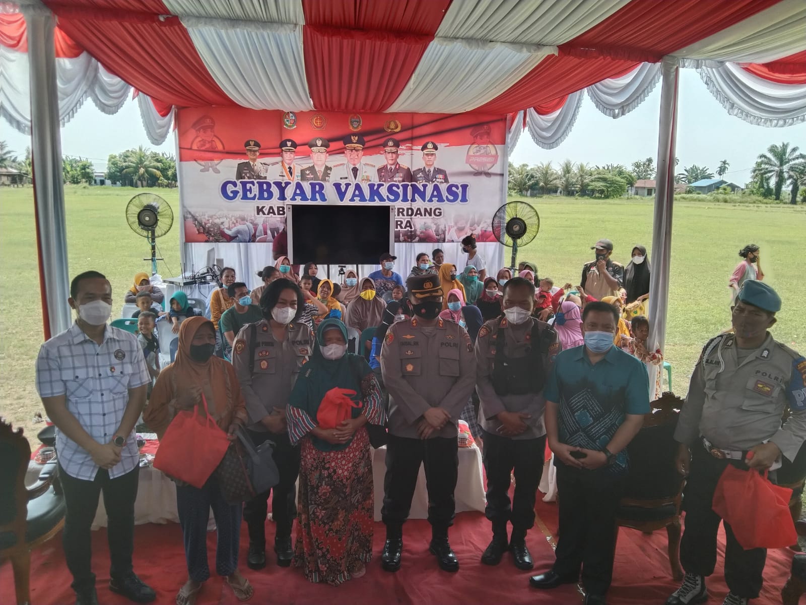 Percepat Vaksinasi, Polresta Deli Serdang Melaksanakan Vaksinasi Massal Ke Hamparan Perak
