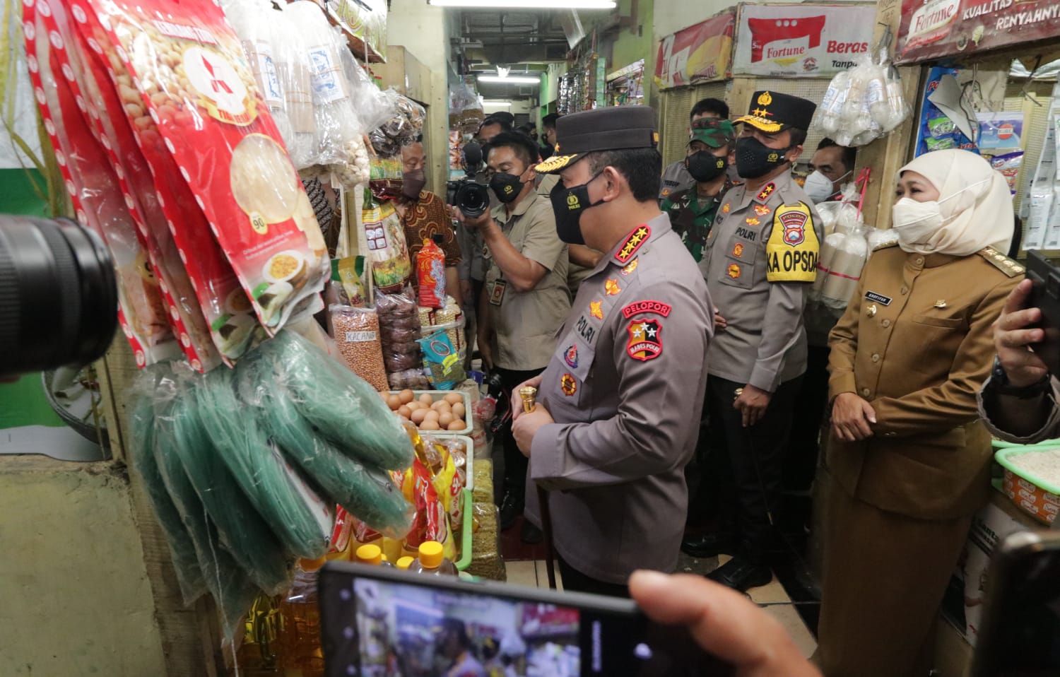 Pantau ketersediaan Minyak Goreng, Kapolri dan Forkopimda Jatim sambangi Pasar Wonokromo dan Pabrik Minyak Goreng di Surabaya