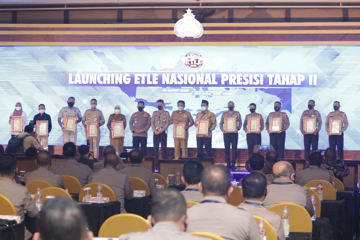 Kapolri Beri Penghargaan Kepada Gubernur Jatim dan beberapa kepala daerah serta stakeholder terkait Dukungan ETLE