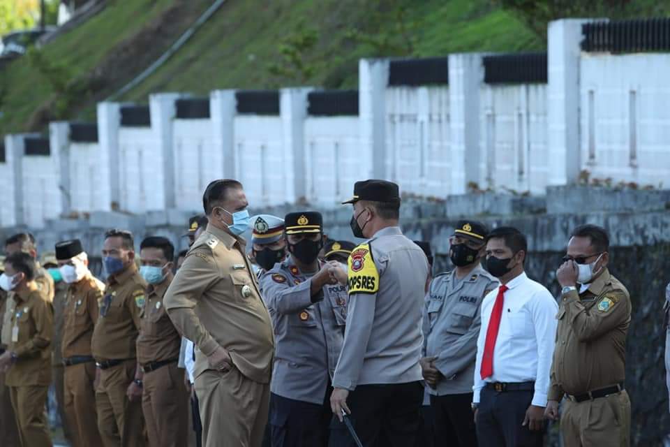Kapolres Pakpak Bharat Pimpin Apel Pagi Di Lapangan Kantor Bupati, Ajak Seluruh Aparatur Dukung Kebijakan PemerintahÂ 