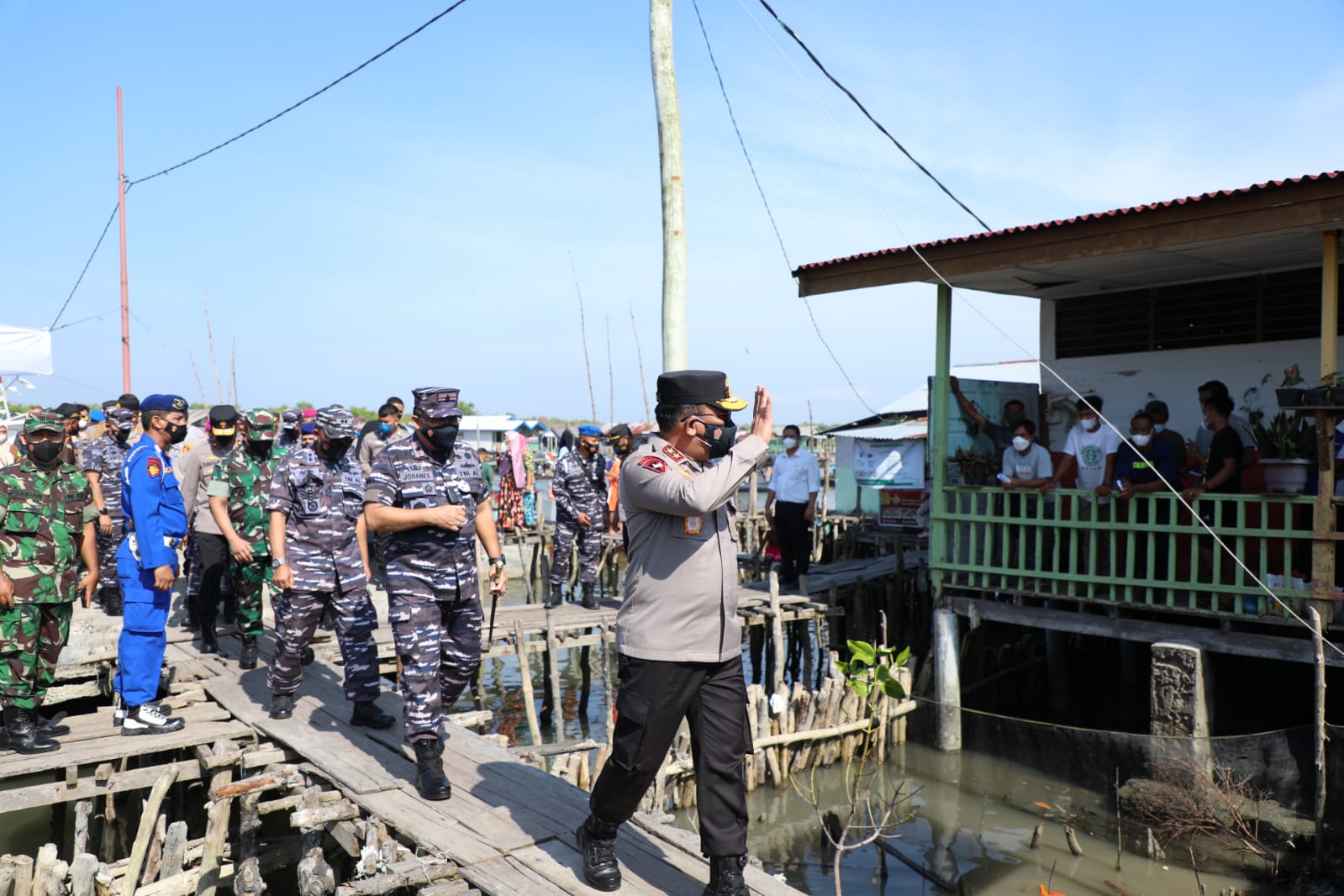 Dengan Menggunakan Speedboat, Kapolda Sumut Vaksinasi Kampung Nelayan