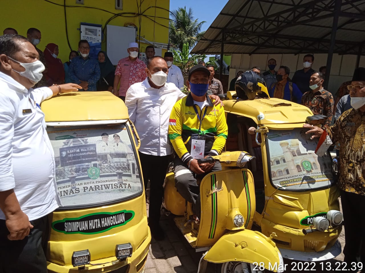 Gubsu Borong Hasil UKM & Foto Sama Abang Becak Khas Sidempuan di Pra Musrenbang Zona Pantai Barat