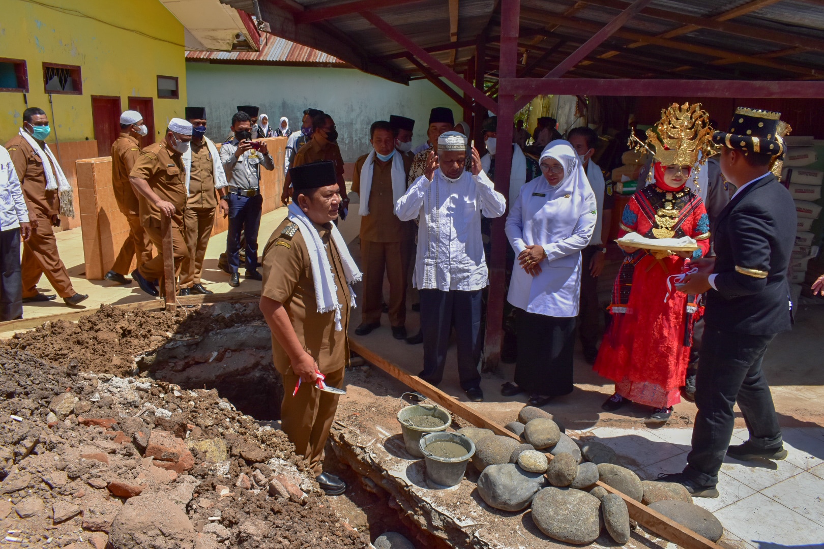 Walikota Irsan Efendi Nasution Letakkan Batu Pertama Pembangunan Mesjid Al-Ikhlas MAN 1 Padangsidempuan