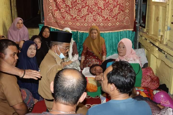 Pemkab Madina melalui Sekda Memberikan Paket Sembako Kepada Korban Kebakaran Kotanopan