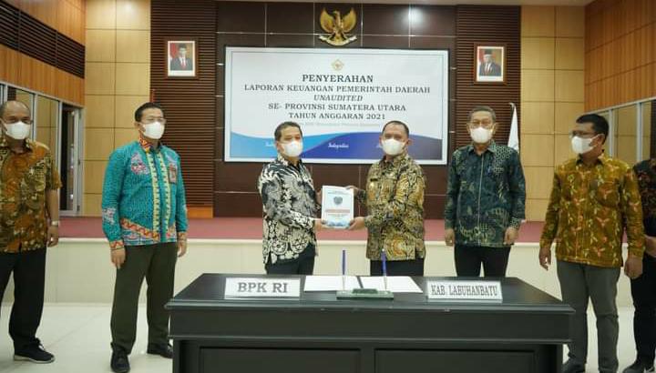 Bupati Labuhanbatu Serahkan LKPD Tahun Anggaran 2021 di Gedung BPK Sumatera Utara