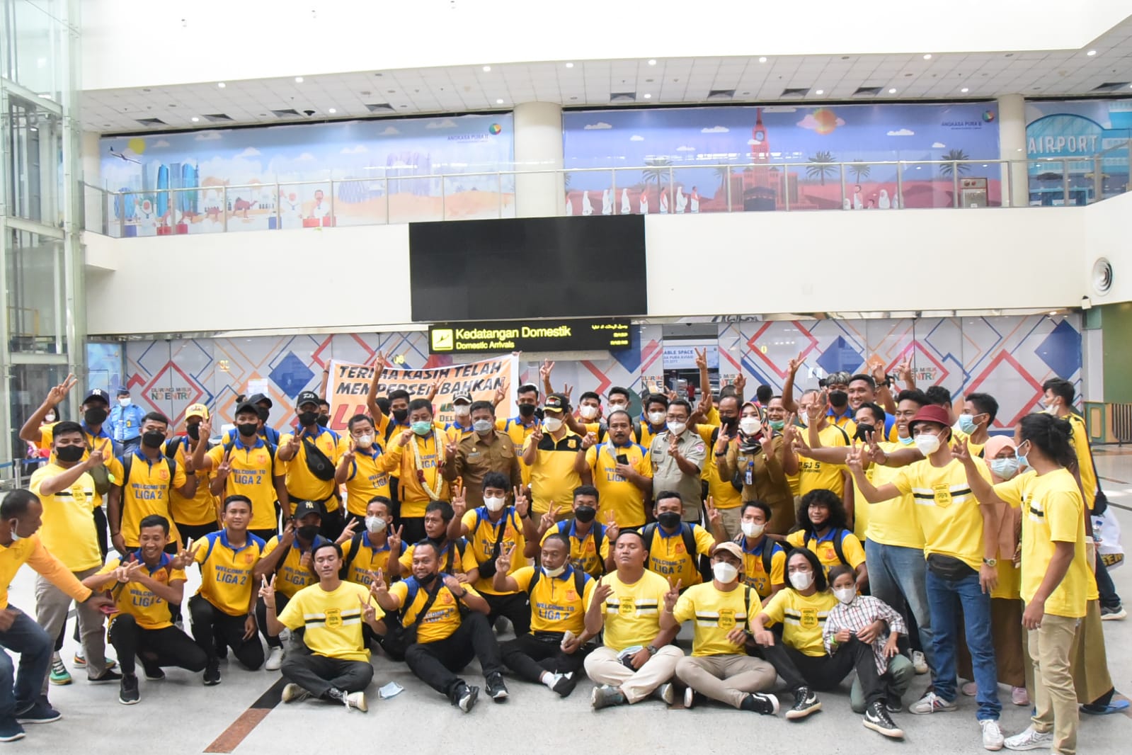 Pemkab Deli Serdang Bersama Suporter Sambut Tim PSDS Di Bandara KNIA