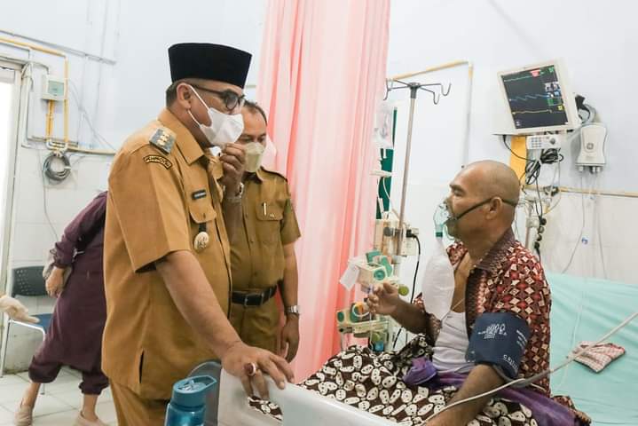 Bupati Madina Jenguk Korban Kebakaran di RSUD Panyabungan