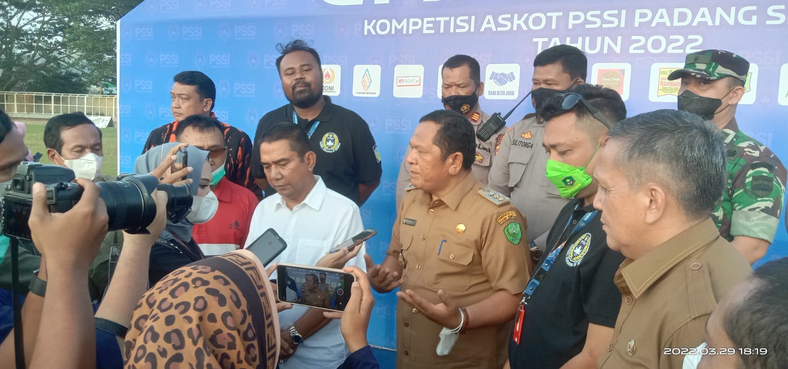 Walikota Padangsidempuan Bersama Ketua MPC Pemuda Pancasila  Resmi Tutup Piala Askot PSSI