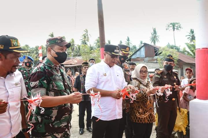 Bupati & Dandim0212/TS potong Pita Bersama Dalam Peresmian Kampung Pancasila