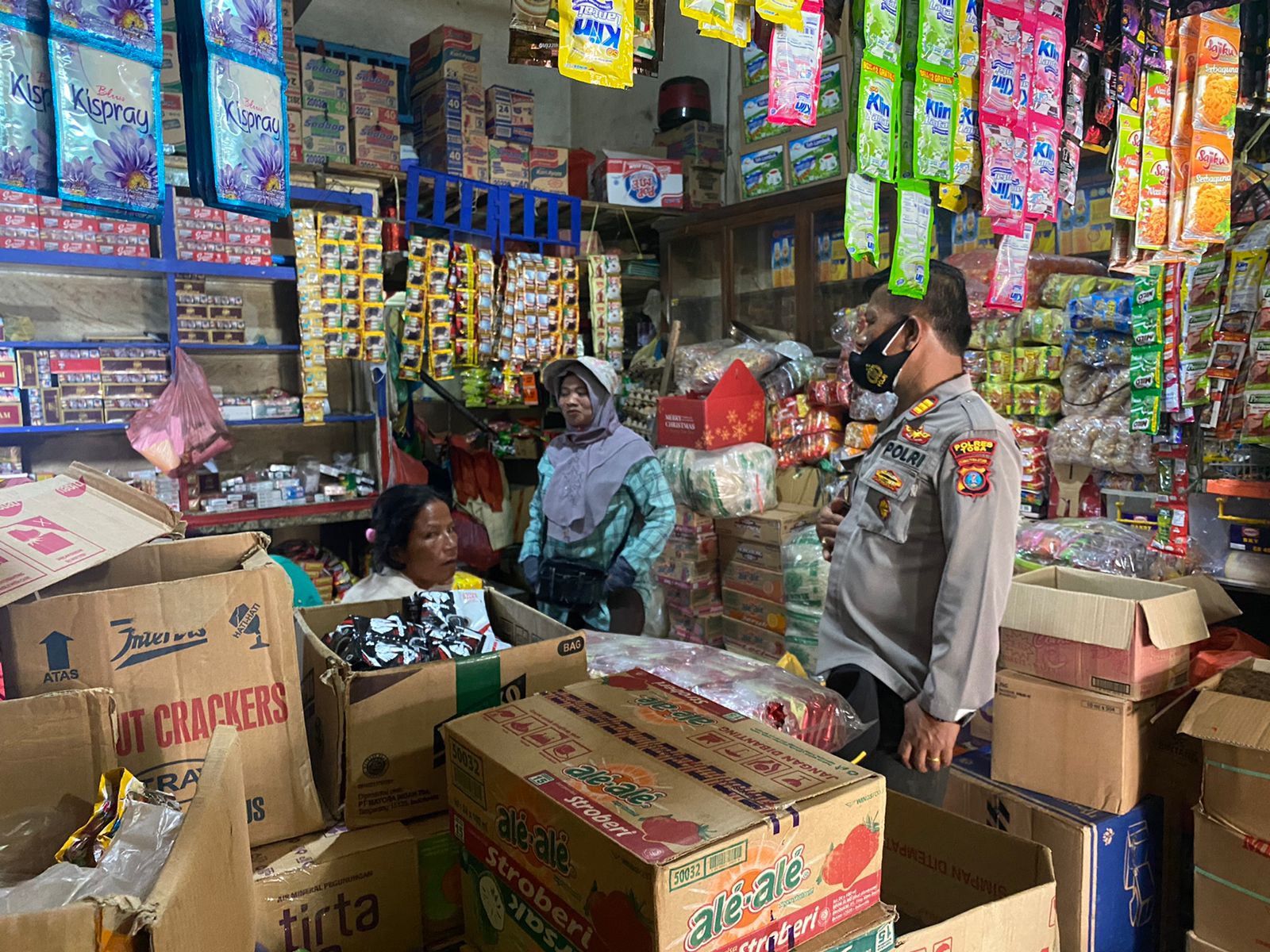 Polres Toba Monitoring Kelangkaan Minyak Goreng di Toko Sembako.