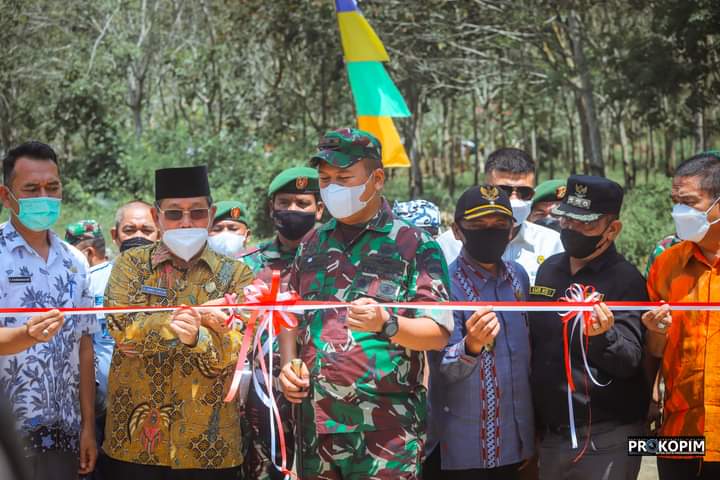 Arwin Siregar Potong Pita Bersama Dandim0212/TS Peresmian Kampung Pancasila Desa Labuan Rasoki