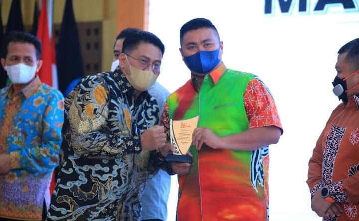 Malam Anugerah HUT Sumut24, Bupati LaburaÂ  Raih Penghargaan Mitra Kerja Terbaik